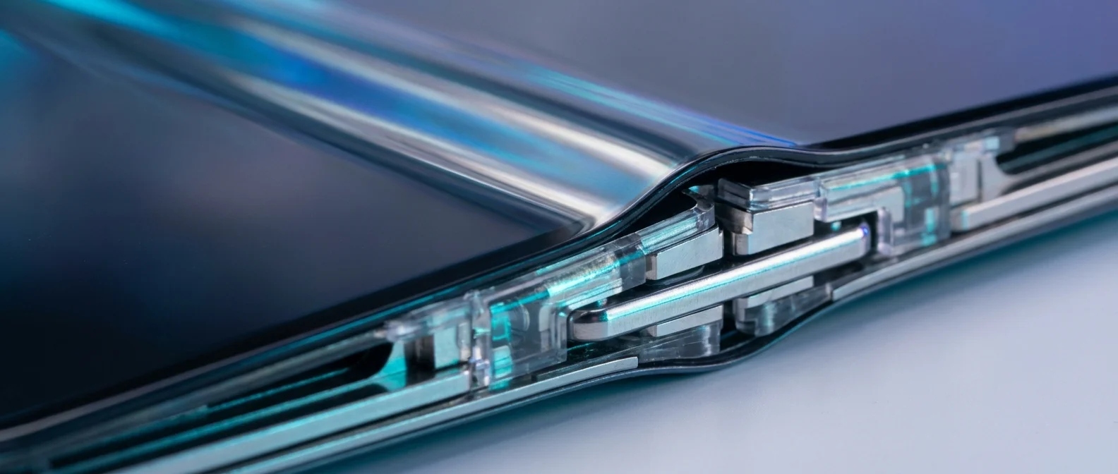 iPhone Fold με ultra-thin glass οθόνη και liquid metal μεντεσέ που δείχνει σχεδόν αόρατη τσάκιση crease